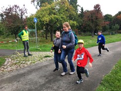 Foto von zwe Läufern mit einer Lehrerin