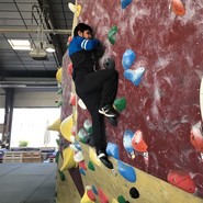 Foto von Mohanad an der Boulderwand (vergrößerte Bildansicht wird geöffnet)