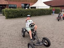 Foto: Kind auf Kettcar