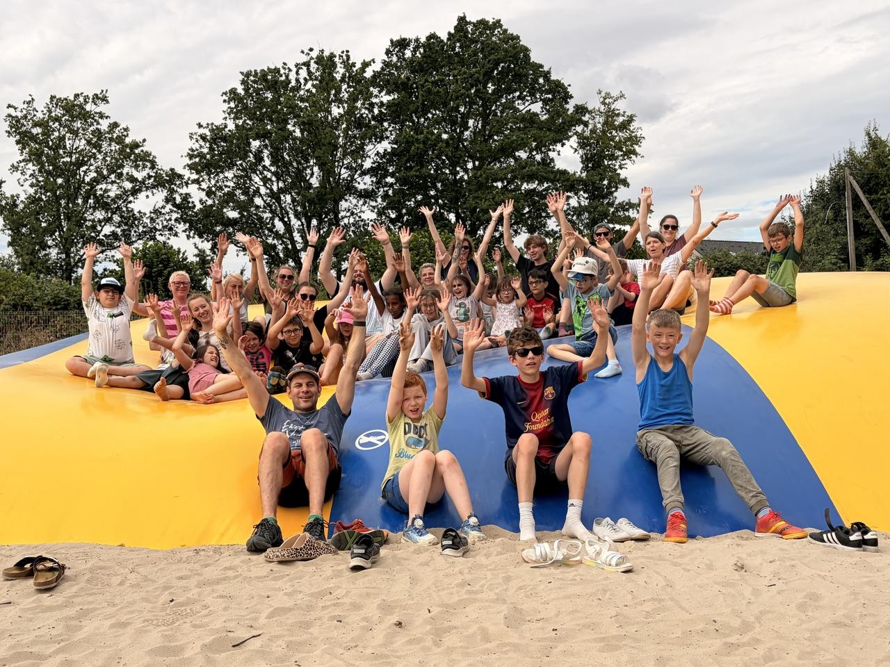 Foto: die ganze Gruppe posiert auf dem Hüpfkissen