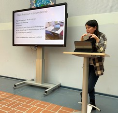 Foto von Azra bei ihrer Präsentation des Praktikums