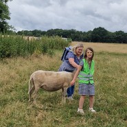 Foto:Elisabeth Hordt mit einer Schülerin und Schaf (vergrößerte Bildansicht wird geöffnet)
