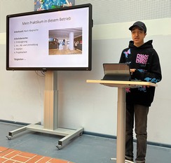 Foto von Mohamed bei seiner Präsentation des Praktikums