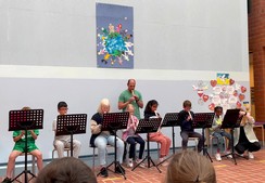 Foto der Schüler:innen der Primarstufenklasse 2 beim Flöten