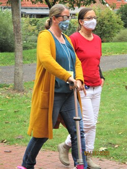 Foto einer Teilnehmerin mit Simulationsbrille auf einem Roller (vergrößerte Bildansicht wird geöffnet)