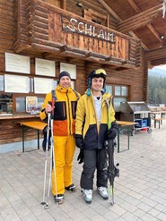 Foto von Arshat und Herr Nagel vor einer Skihütte (vergrößerte Bildansicht wird geöffnet)