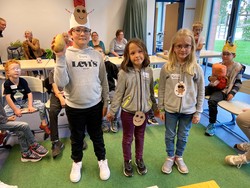 Foto vom Kartoffelkönig Dara und den beiden Stellvertreterinnen Charlien und Mathilda (vergrößerte Bildansicht wird geöffnet)