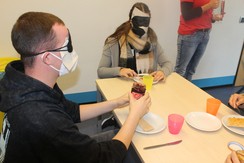 Das Bild zeigt eine Frühstückssituation unter der Augenbinde