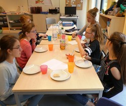 Foto der Gruppe am Esstisch (vergrößerte Bildansicht wird geöffnet)
