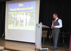 Foto von Herrn Nagel bei der Vorstellung der Entlassschüler