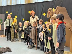 Foto: Kinder beim Aufstellen für den Liedabschluss des Theaterstückes