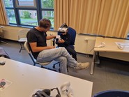 Foto von einem Schüler mit VR-Brille (vergrößerte Bildansicht wird geöffnet)