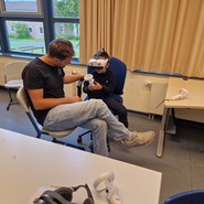 Foto von einem Schüler mit VR-Brille (vergrößerte Bildansicht wird geöffnet)