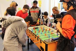 Foto von Schülern am Kickertisch in ihren Verkleidungen