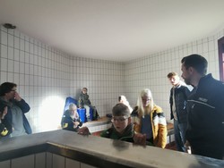 Foto der Gruppe in einer Arrestzelle (vergrößerte Bildansicht wird geöffnet)