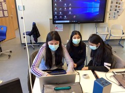 Foto von Abrar, Ales und Azra beim Schreiben des Artikels für die Homepage