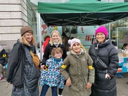 Foto: Otto und Vida freuen sich, dass Frau Möllers zu Besuch gekommen ist (vergrößerte Bildansicht wird geöffnet)