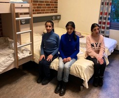 Foto von Abrar, Ales und Ansam auf ihrem Zimmer in der Jugendherberge