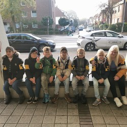 Foto der Klasse vor dem Polizeigebäude (vergrößerte Bildansicht wird geöffnet)