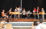 Foto der Klasse 3-4 mit ihrem Instrumentalstück (vergrößerte Bildansicht wird geöffnet)