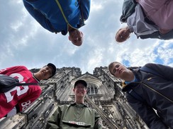Foto an der Fassade des Kölner Doms herauf mit den Köpfen der Teilnahmer:innen