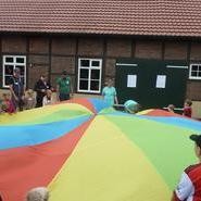 Foto: Schwungtuch am Boden, darunter sind die Kinder verschwunden (vergrößerte Bildansicht wird geöffnet)