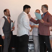 Foto von Amir bei der Zeugnisübergabe (vergrößerte Bildansicht wird geöffnet)
