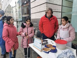 Foto: Abrar, Ales und Ansam stehen am Stand mit Herrn Posingies (vergrößerte Bildansicht wird geöffnet)