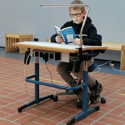 Foto von Ben beim Vorlesen (vergrößerte Bildansicht wird geöffnet)
