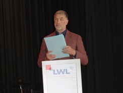 Foto von Herrn Hildmann am Rednerpult