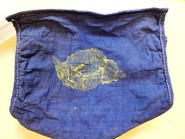 Foto eines Turnbeutels mit gebatiktem Motiv einer Muschel (vergrößerte Bildansicht wird geöffnet)
