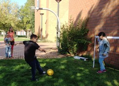 Foto von SchülerInnen beim Spiel mit dem neuen Tor